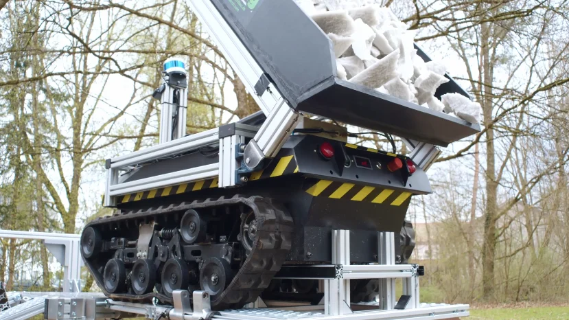 BARROB-Transporter im Einsatz: Kippmulde mit Schutt, Aluminium-Profilrahmen